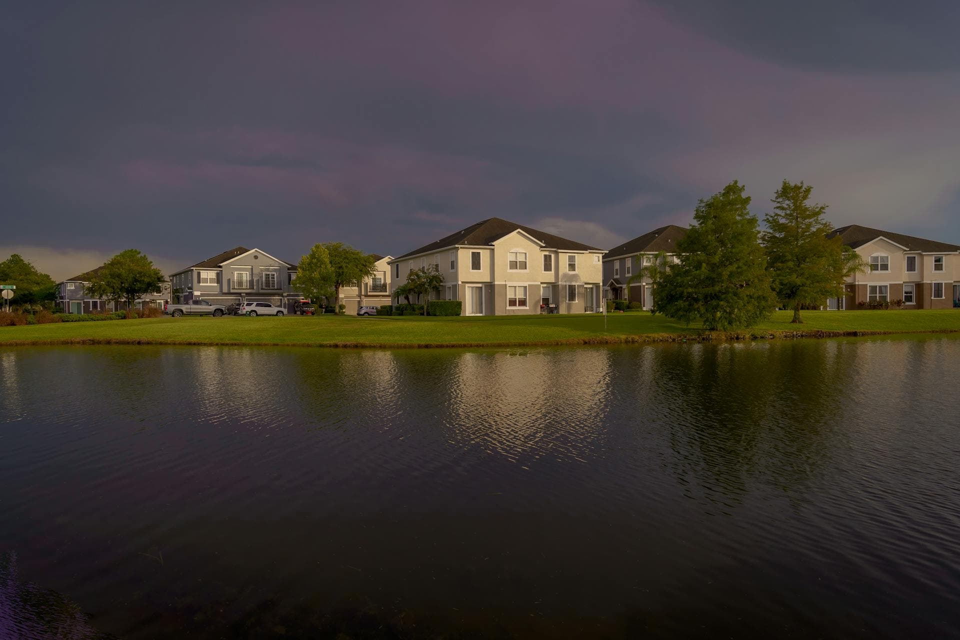Lakefront homes in an Orlando neighborhood
